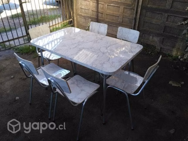 Comedor de 6 sillas básicas a $165.000.-