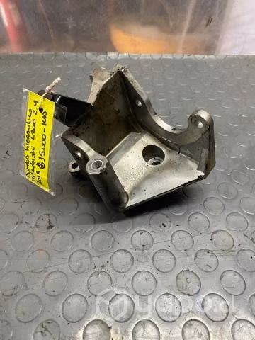 Soporte bomba direc hidr Mitsubishi L200 2019