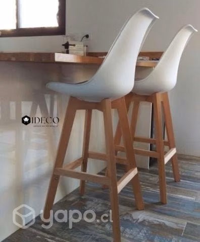 Taburetes nuevos, acolchados y de madera.