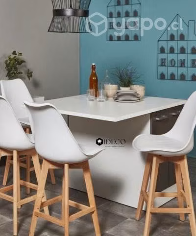 Taburetes nuevos, acolchados y de madera.