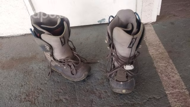 Snowboard usado con fijaciones y botas