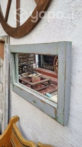 Espejo de ventana antigua