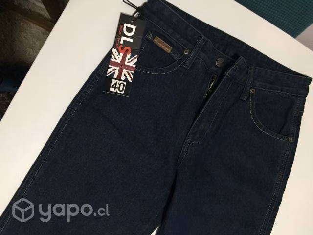 Jeans, tillas, libros