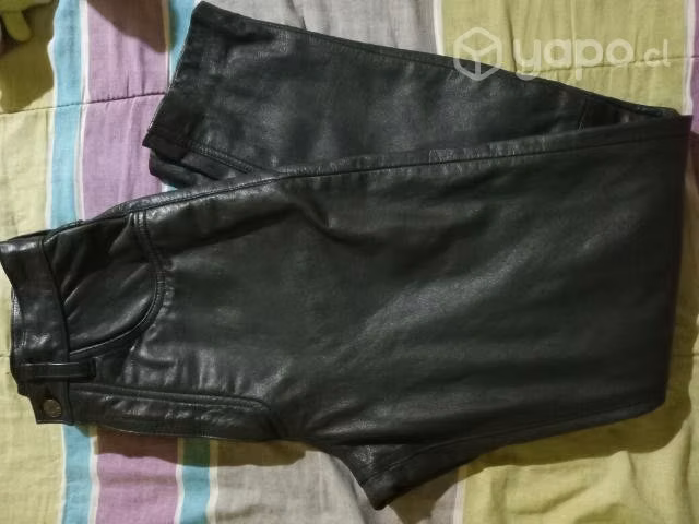 Pantalo cuero marca Guess