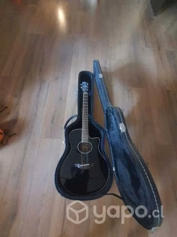 Guitarra electroacústica YAMAHA APX600 c/case