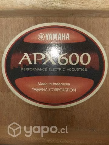 Guitarra electroacústica YAMAHA APX600 c/case