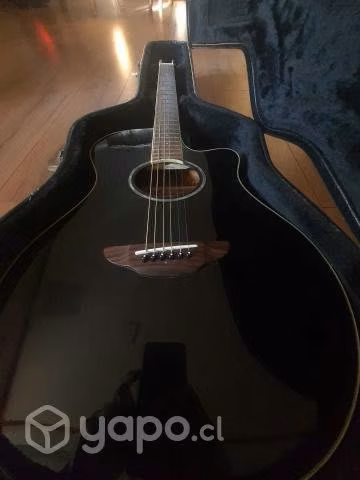 Guitarra electroacústica YAMAHA APX600 c/case