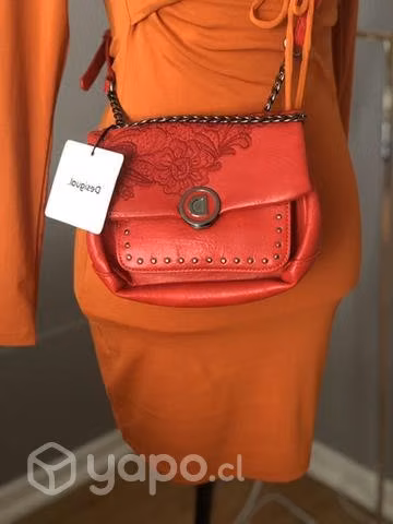 Hermosa cartera bandolera marca desigual