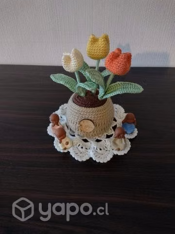 Maceta con 3 tulipanes tejidas a crochet