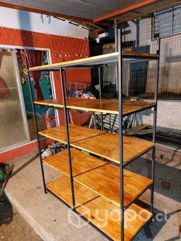 Estanterías en hierro y madera