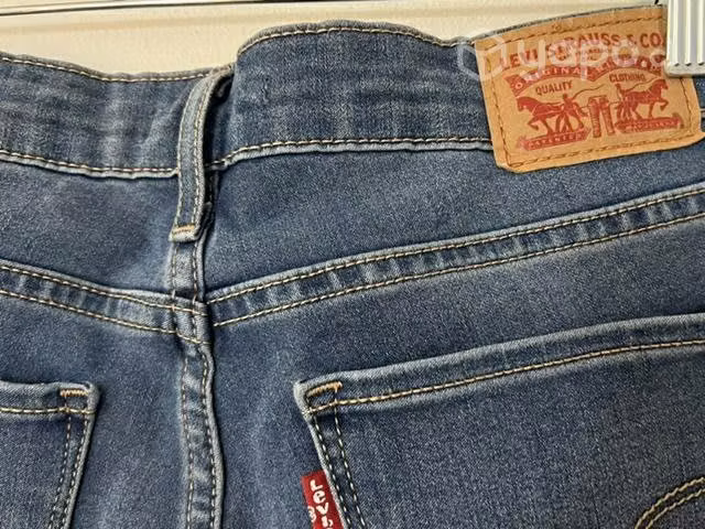 Jeans Elásticado Marca Levis 711 Skinny Talla 28 - Imagen 6