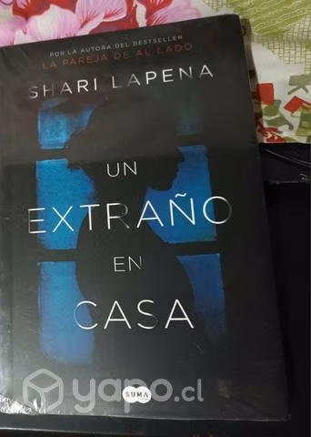 Libro un extraño en casa sellado