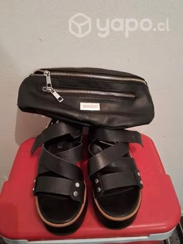 Sandalias y banano de calidad