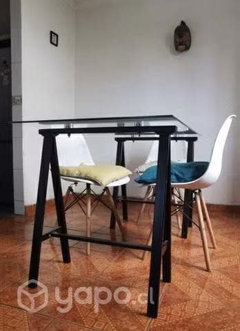 Mesa/escritorio de vidrio con sillas eames