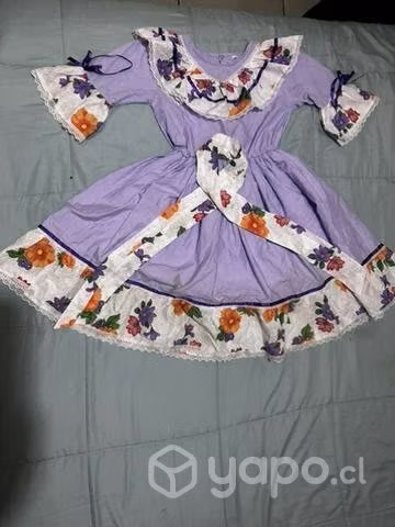Trajes de cueca entre otros