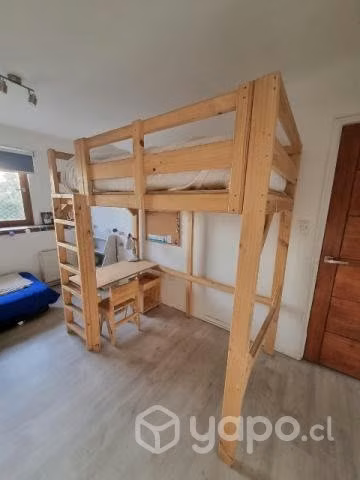 Cama con escritorio de madera