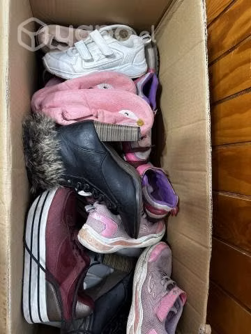 Caja con mas de 10 pares de zapatos mujer niñ@