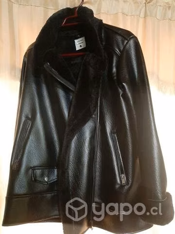 Chaqueta de cuero peludita por dentro. Talla S/M