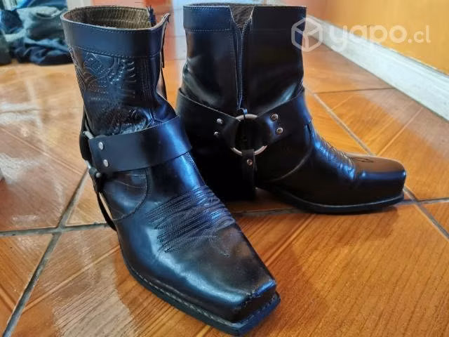 Botin con sierre tipo motoquero talla 42