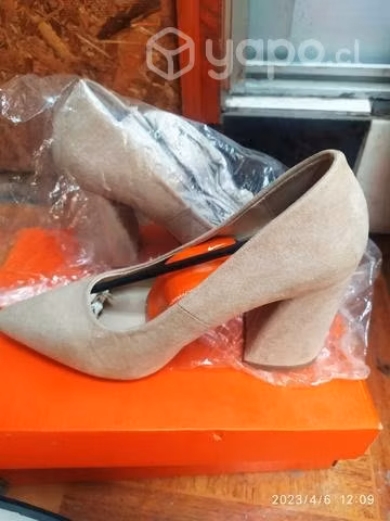 Zapatilla y zapatos