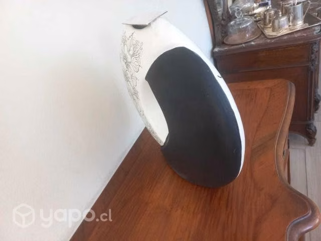 Hermoso florero cerámico hecho a mano