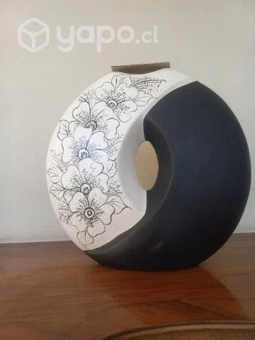 Hermoso florero cerámico hecho a mano