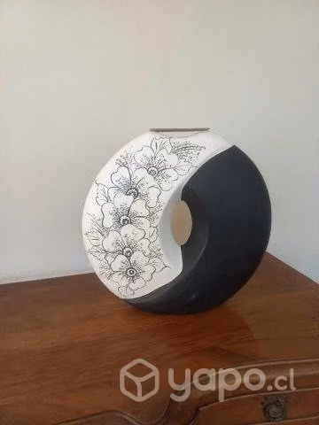 Hermoso florero cerámico hecho a mano