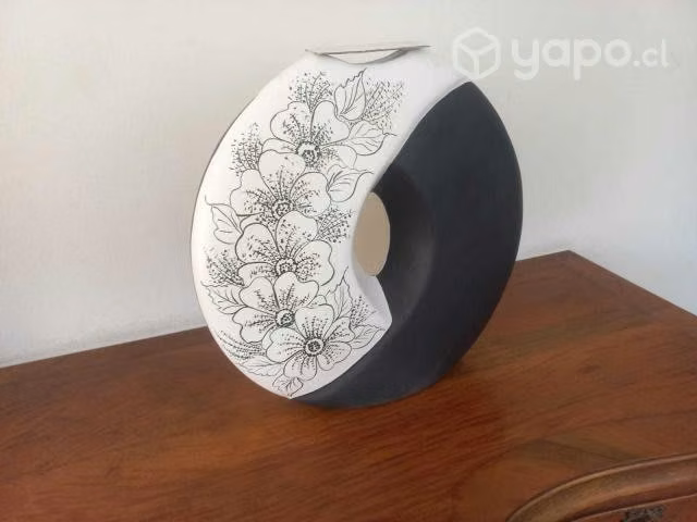 Hermoso florero cerámico hecho a mano