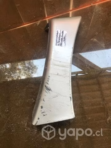 Moldura izquierda parachoque Mahindra Scorpio 2012