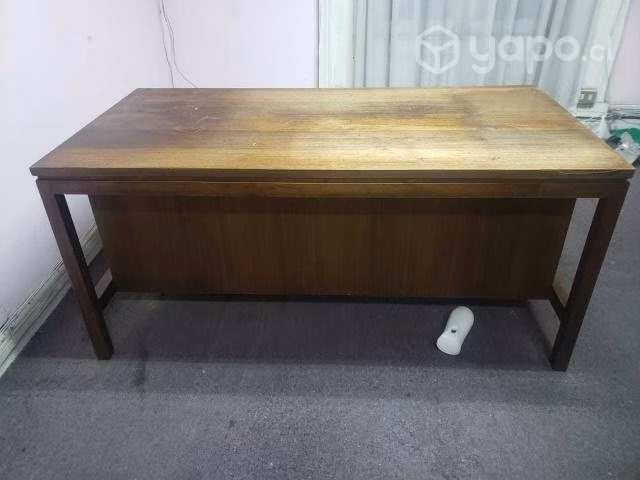 Gran escritorio de madera impregnada usado - Imagen 3