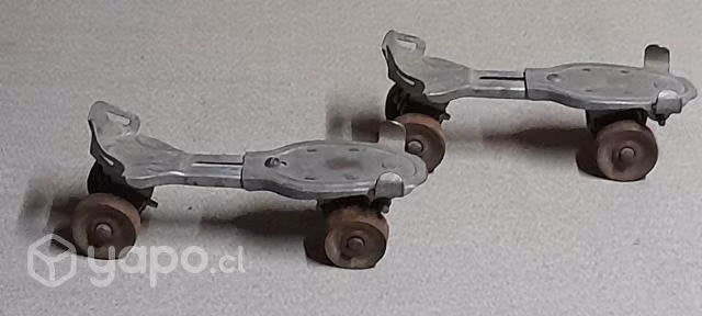 Antiguo par de patines rueda de fierro