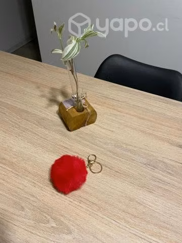 Llavero con pompón rojo