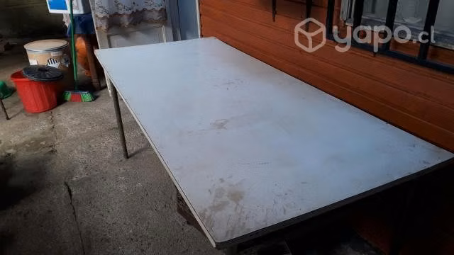 Mesa metalica, cubierta madera buen estado
