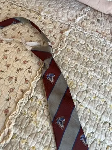 Corbata Almondale pequeña