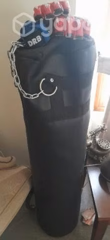Saco de boxeo, guantes y soporte con cadenas
