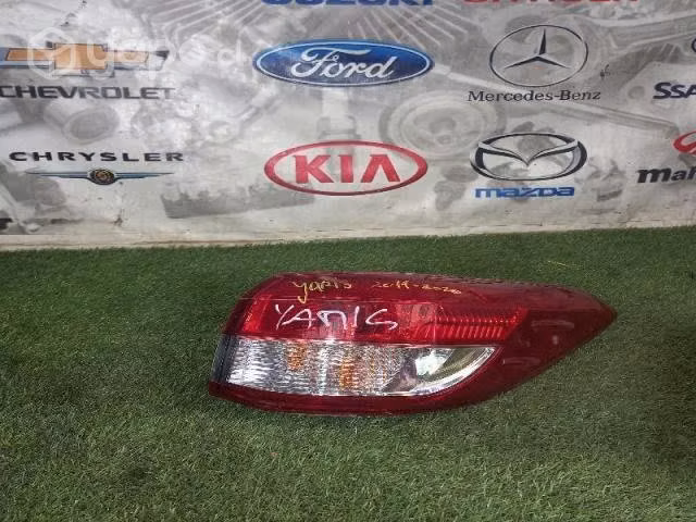 Foco derecho toyota yaris 17 20 con detalle carcaz