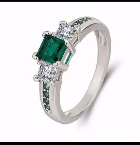 Elegante Anillo De Plata Con Fina Piedra Esmeralda