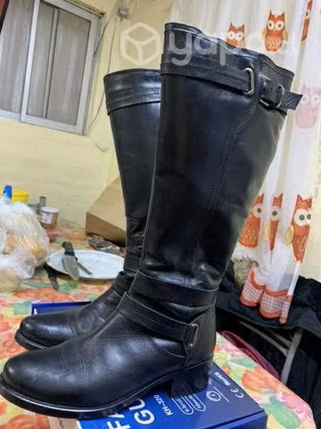 Botas marca MINGO. 36