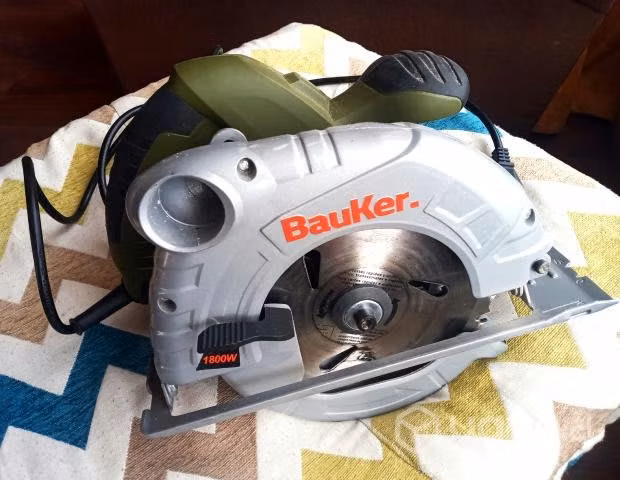 Sierra Circular Bauker 1800 W casi sin uso