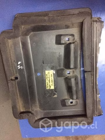 Moldura interior capot Mahindra