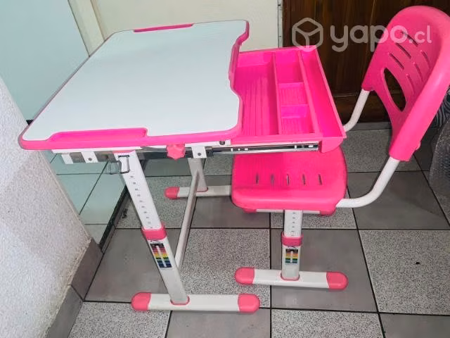 Escritorio rosado y blanco