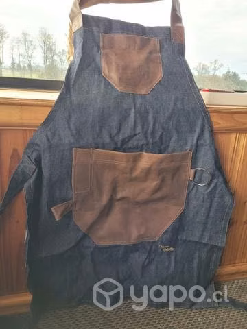 Delantal con bolsillo de cuero