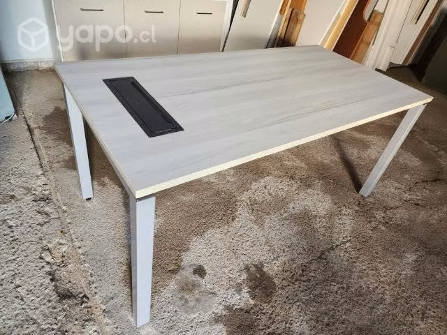 Escritorio con base metálica y pasacables - Imagen 3