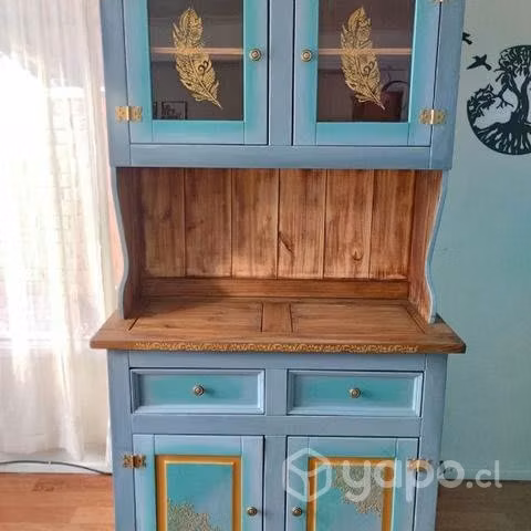 Bello mueble pintado a mano