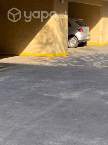 Estacionamiento techado y con portón eléc
