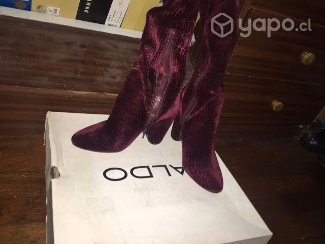 Aldo de tercio pelo rojizo en color vino