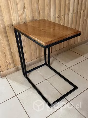Mesa auxiliar estilo industrial de teca