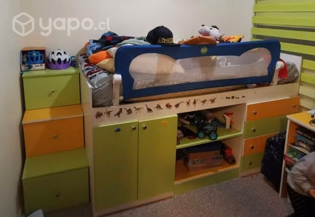 Cama con muebles