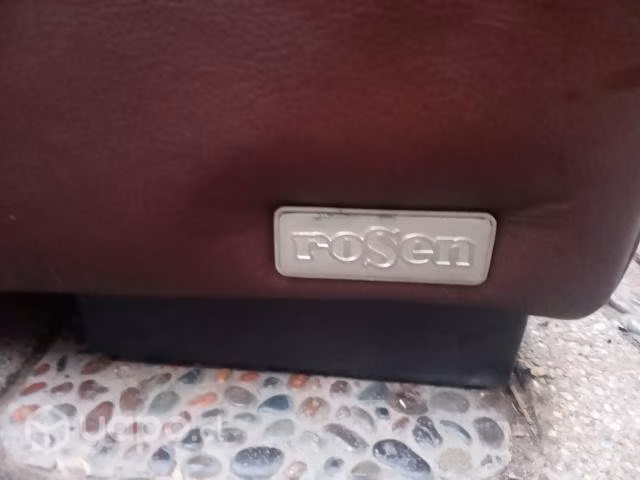 Sofá Rosen de tres cuerpos tapizado cuero