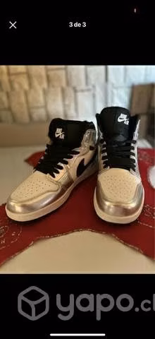 Zapatillas y cubrecamas